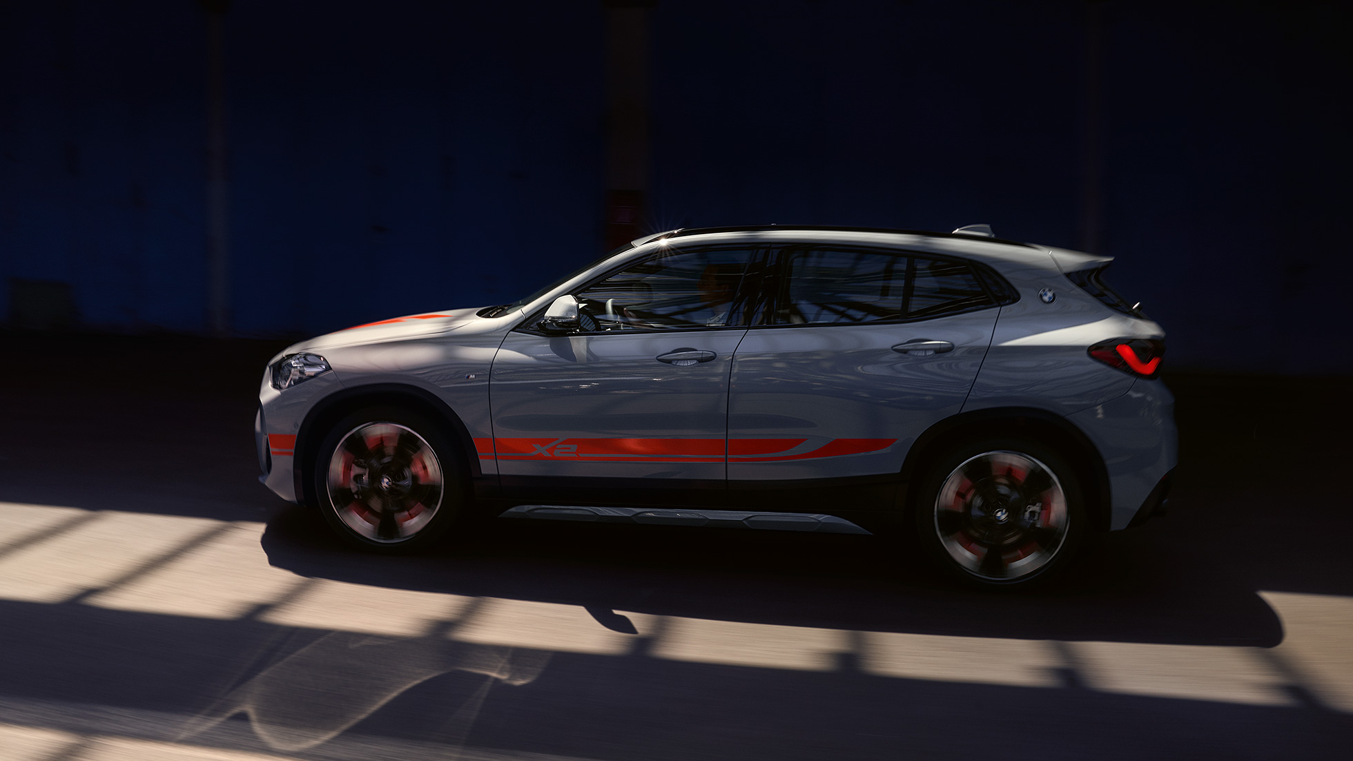 Sett fra siden BMW X2 F39 BMW X2 2018 F39 Galvanisert gull metallic, sett fra siden