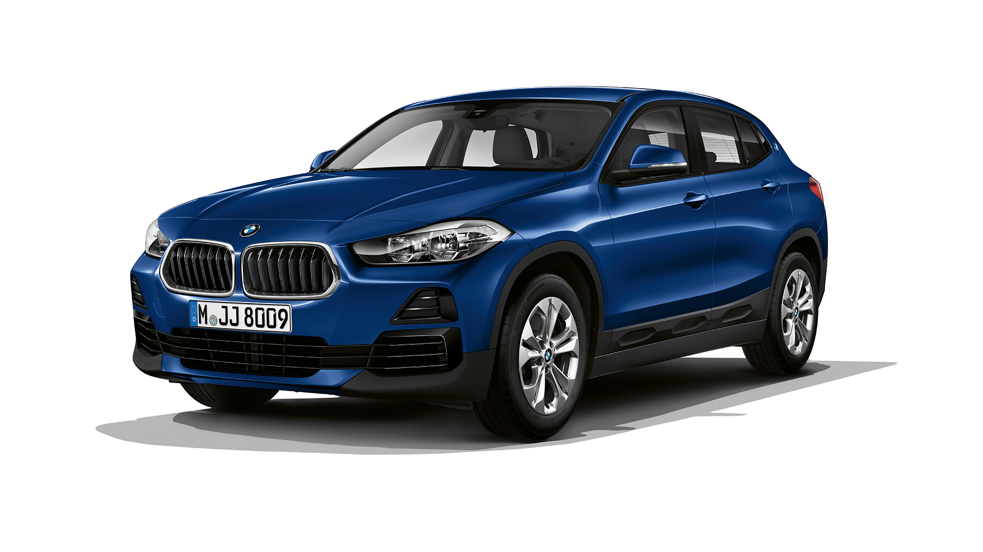 Sett skrått forfra BMW sDrive20i Modell Advantage BMW X2 sDrive20i Modell Advantage 2018 F39 Middelhavsblå metallic, sett skrått forfra