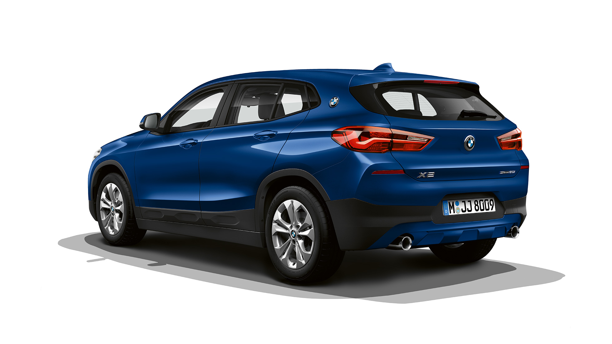 Sett skrått bakfra BMW X2 sDrive20i Modell Advantage BMW X2 sDrive20i Modell Advantage 2018 F39 Middelhavsblå metallic, sett skrått bakfra