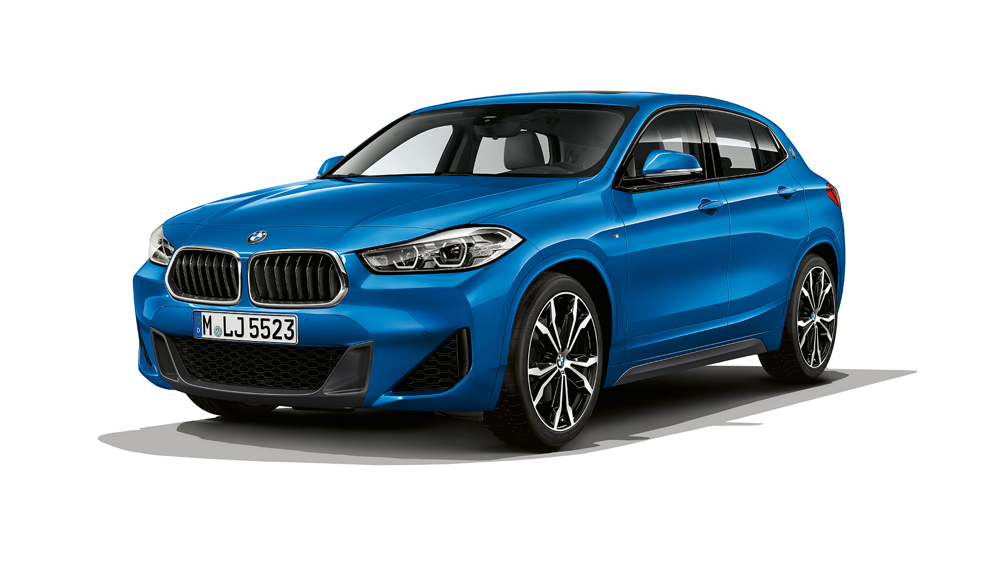 Sett skrått forfra BMW X2 sDrive20i Modell M Sport BMW X2 sDrive20i Modell M Sport 2018 F39 Misano blå metallic, sett skrått forfra