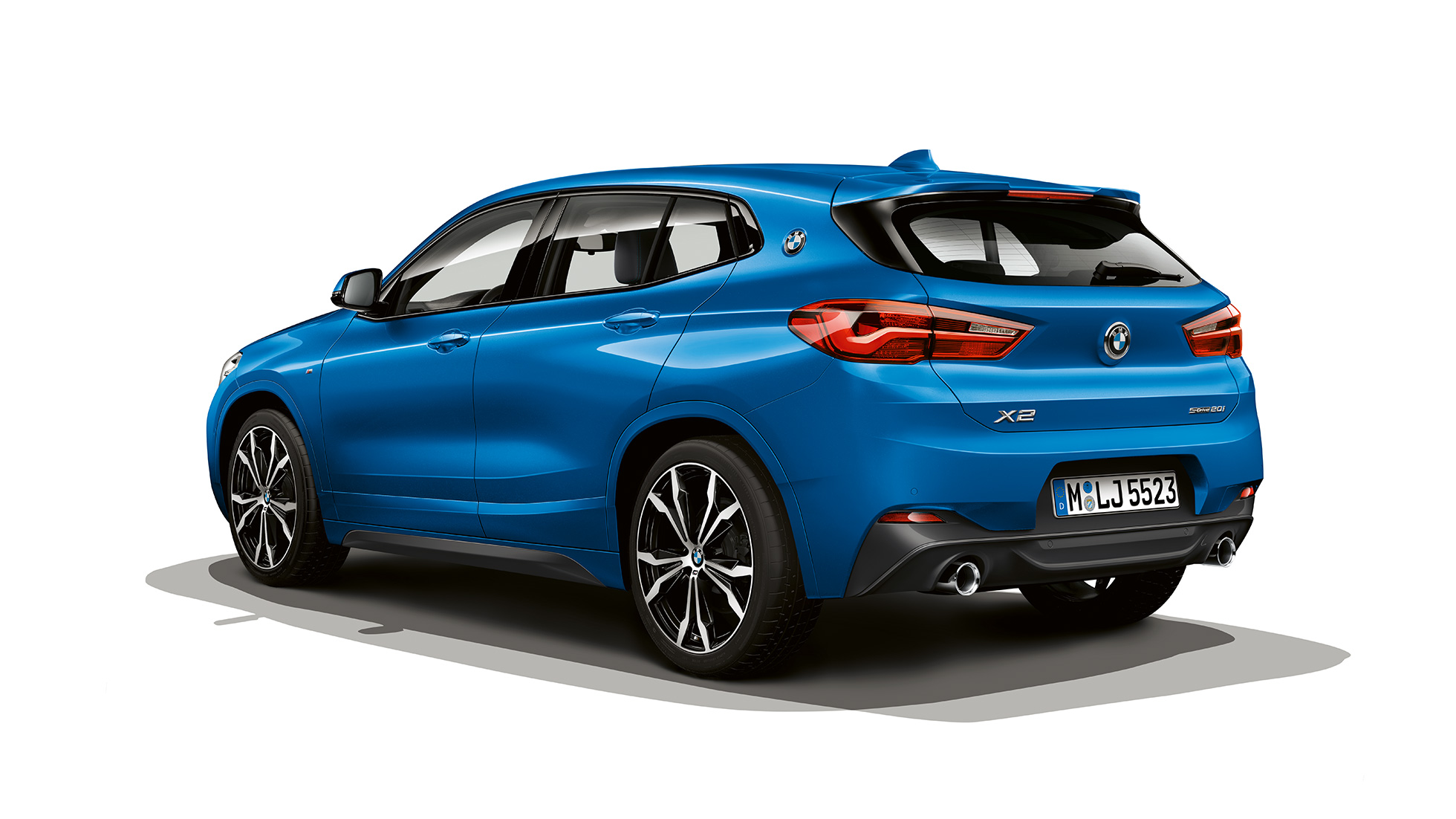 Sett skrått fra siden BMW X2 sDrive20i Modell M Sport BMW X2 sDrive20i Modell M Sport 2018 F39 Misano blå metallic, sett skrått fra siden
