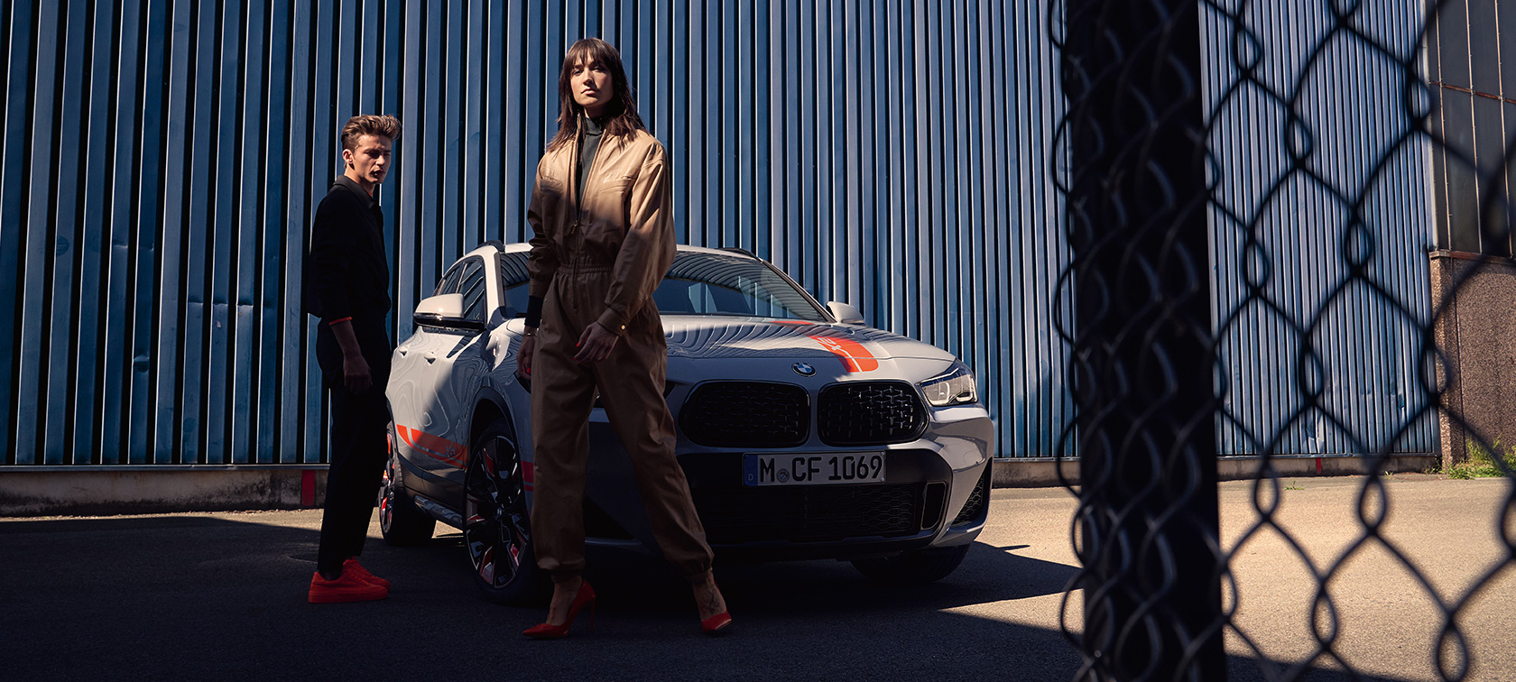 Sett fra siden BMW X2 F39 Sett fra siden BMW X2 2018 F39 Galvanisert gull metallic