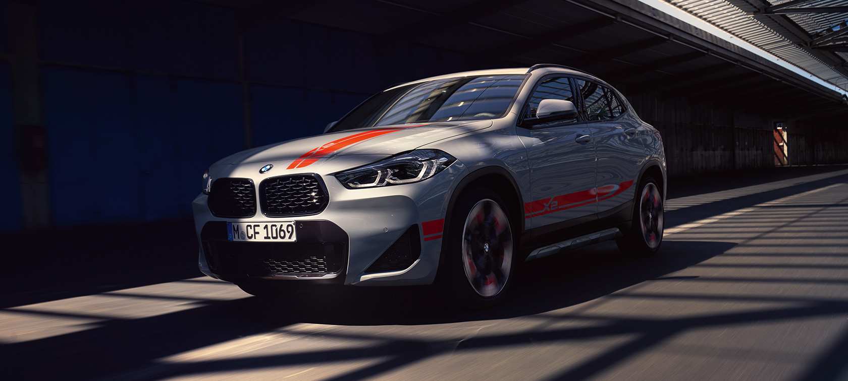 Sett bakfra BMW X2 F39 Sett bakfra BMW X2 2018 F39 Galvanisert gull metallic