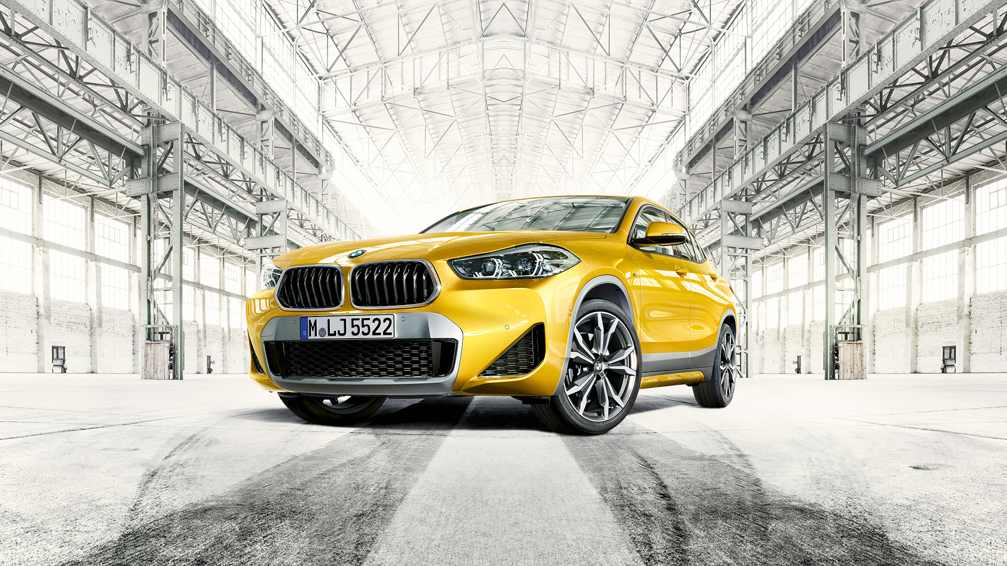 Sett skrått forfra BMW X2 F39 Sett skrått forfra BMW X2 2018 F39 Galvanisert gull metallic