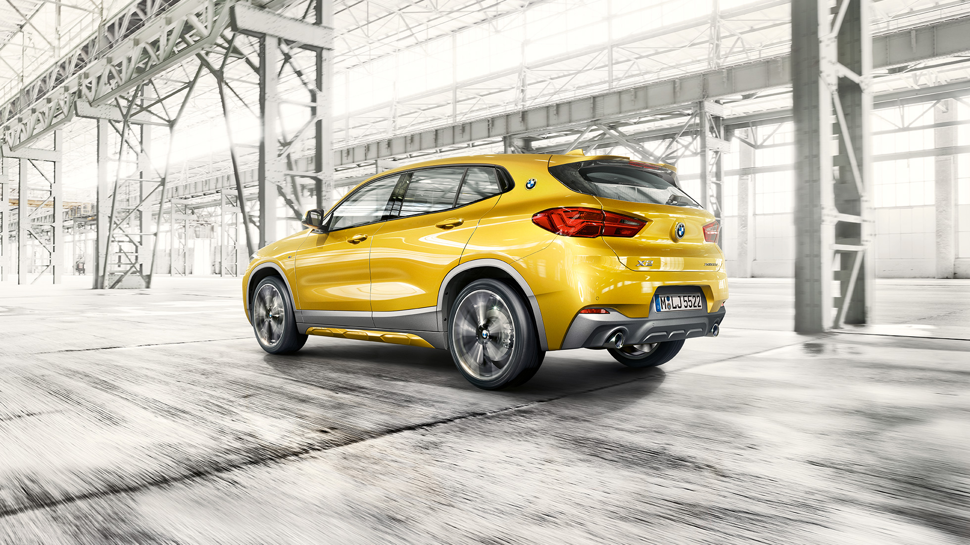 Sett skrått fra siden BMW X2 F39 BMW X2 2018 F39 Galvanisert gull metallic, sett skrått fra siden