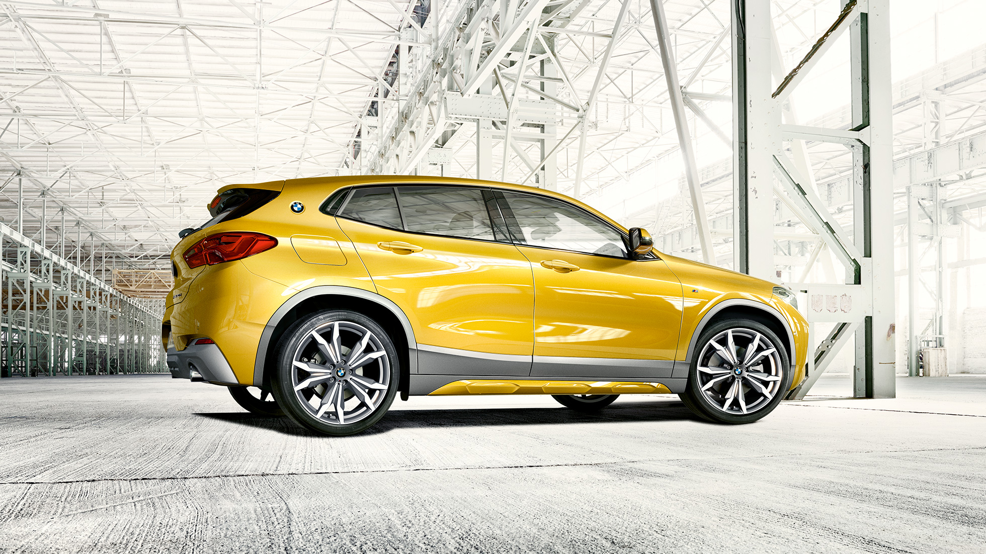 Sett fra siden BMW X2 F39 BMW X2 2018 F39 Galvanisert gull metallic, sett fra siden