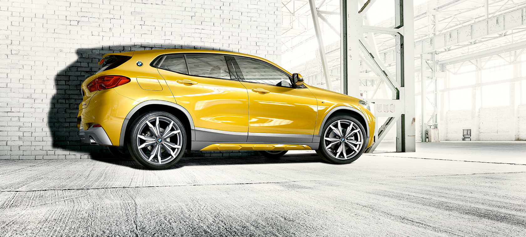 Sett fra siden BMW X2 F39 Sett fra siden BMW X2 2018 F39 Galvanisert gull metallic