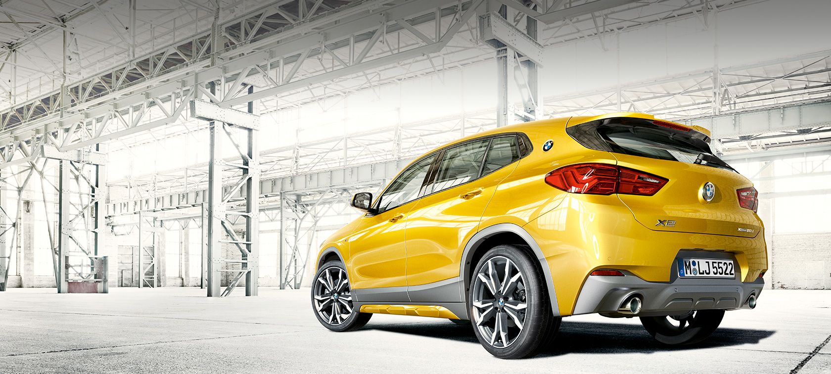 Sett skrått fra siden BMW X2 F39 BMW X2 2018 F39 Galvanisert gull metallic, sett skrått fra siden