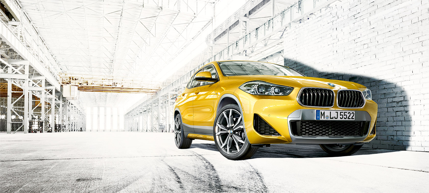 Sett forfra BMW X2 F39 2020 Brooklyn grå