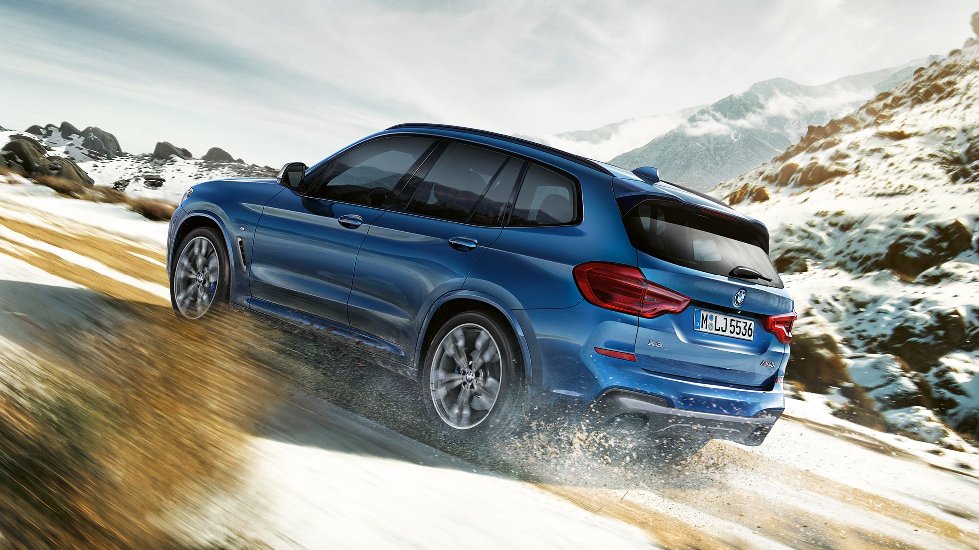 BMW X3 M40i at uphill drive BMW X3 M40i som kjører opp en bakke. BMW X3 M40i at uphill drive BMW X3 M40i som kjører opp en bakke.