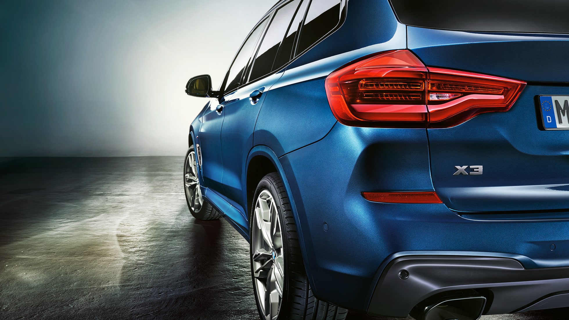 BMW X3 M40i med LED-baklykter sett skrått bakfra BMW X3 M40i med LED-baklykter sett skrått bakfra