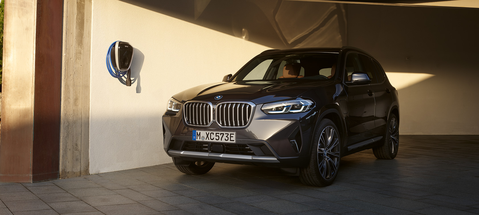 Plug-in-hybrid BMW X3 xDrive30e G01 sofistogrå 2021 Plug-in-hybrid BMW X3 xDrive30e G01 sofistogrå, frontperspektiv stående 2021
