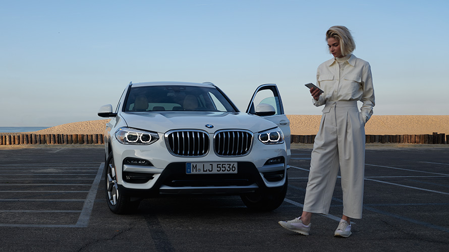 BMW X3 G01 katalog-app, kvinne ved siden av BMW 2021 BMW X3 G01 katalog-app 2021
