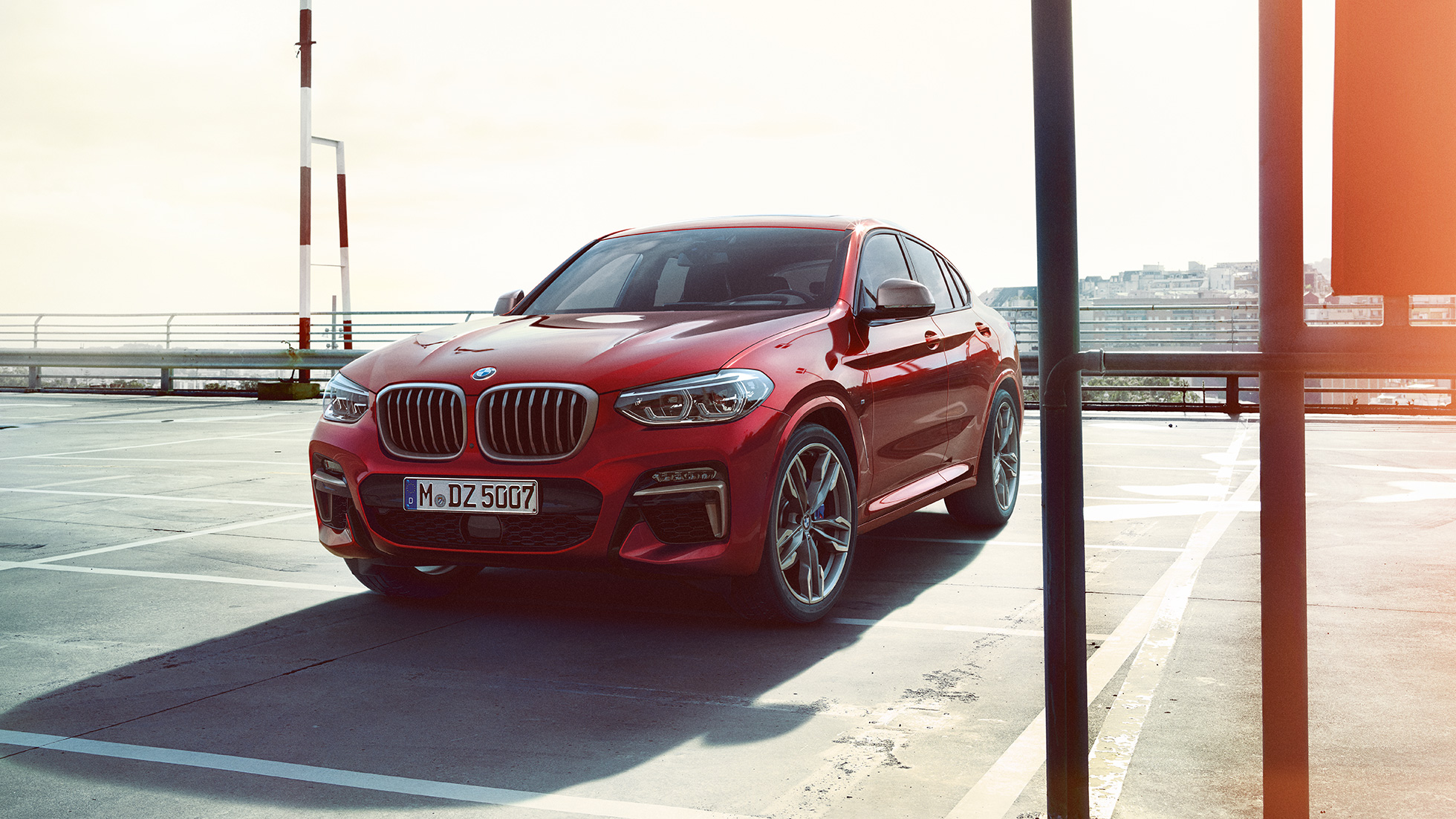 BMW X4 eksteriør BMW X4 M40i G02 2018 Flamencorød med briljanteffekt rød Sett skrått forfra