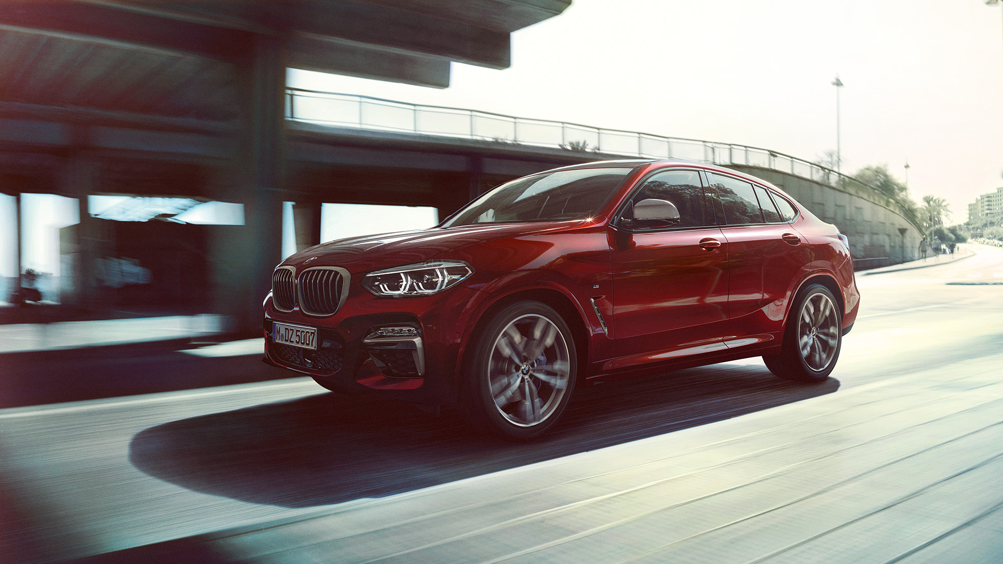 Dynamisk front BMW X4 BMW X4 M40i G02 2018 Flamencorød med briljanteffekt rød Sett skrått forfra