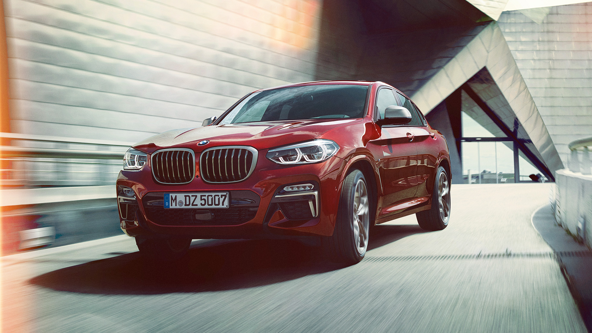 Sett skrått forfra BMW X4 BMW X4 M40i G02 2018 Flamencorød med briljanteffekt rød Sett skrått forfra