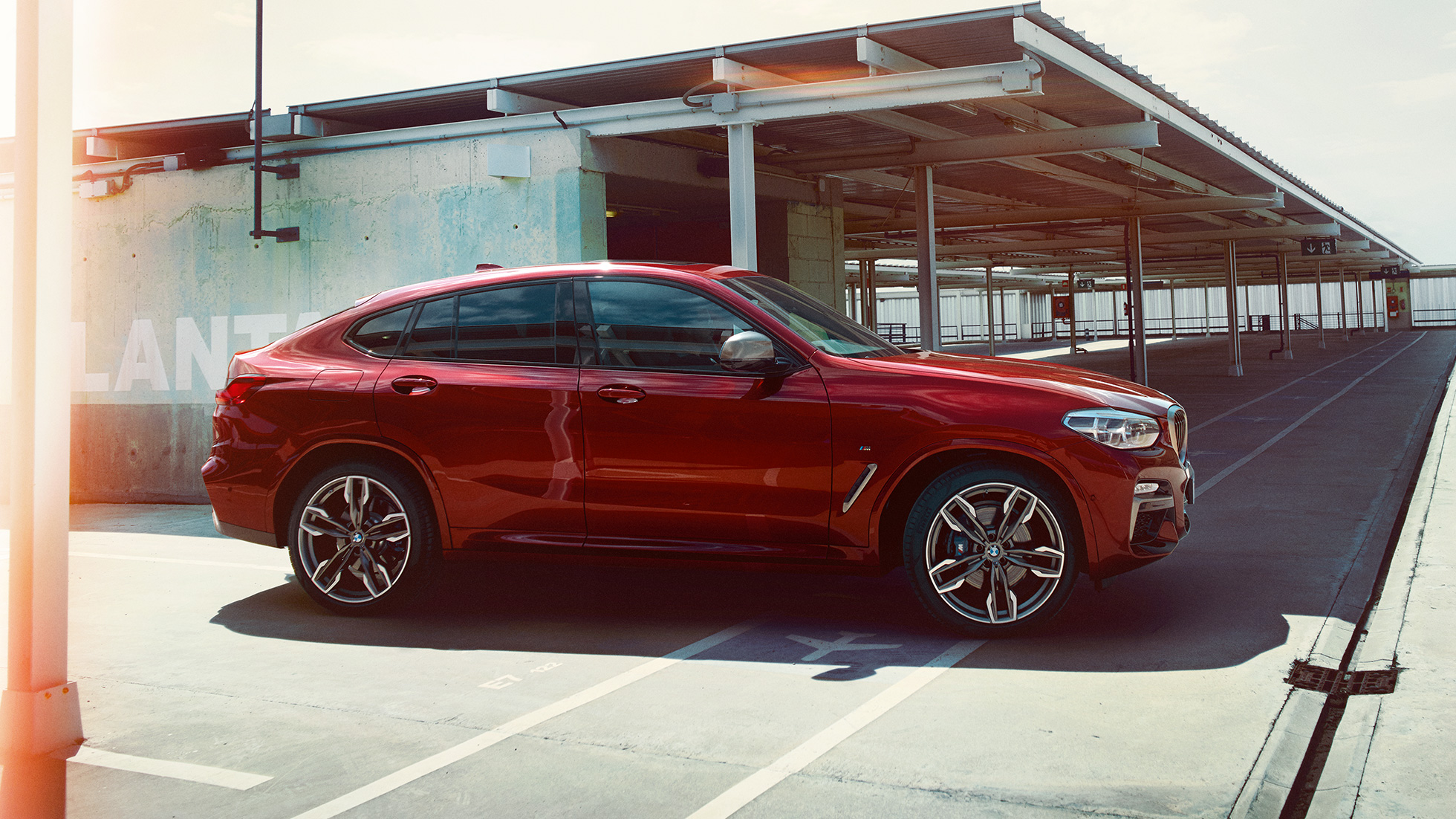 Sportslig silhuett BMW X4 Sportslig silhuett BMW X4 M40i G02 2018 Flamencorød med briljanteffekt rød Sett fra siden