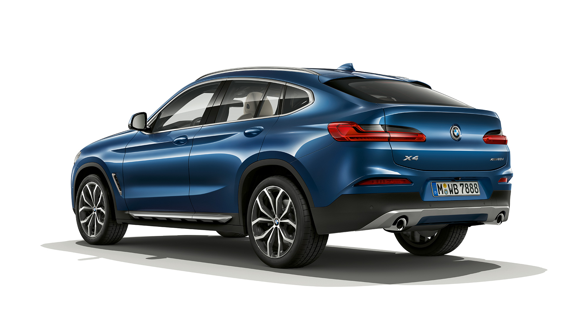 Sett skrått bakfra BMW X4 Modell xLine BMW X4 xDrive20d Modell xLine G02 2018 Phytonicblå Sett skrått bakfra