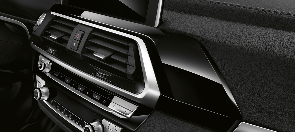 BMW Individual interiørlister i sort pianolakk BMW X4 BMW Individual interiørlister i sort pianolakk BMW X4 G02 2018 interiør