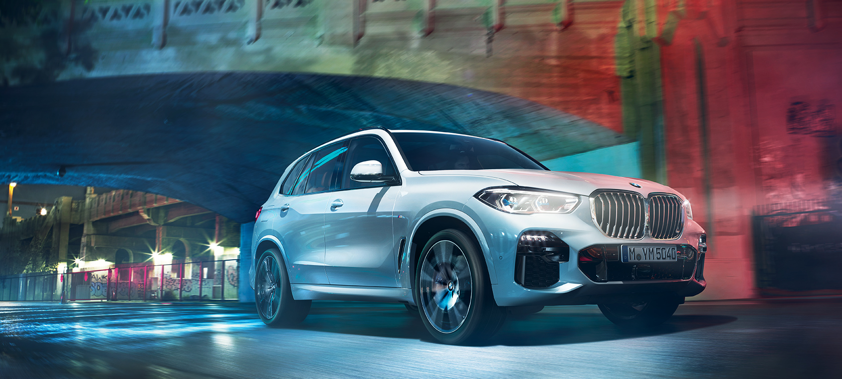 BMW X5 i aksjon BMW X5 kjører gjennom storbyen om natten