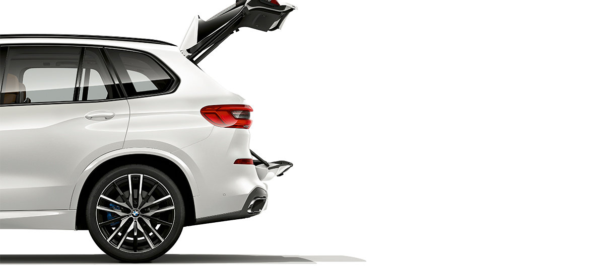 BMW X5 med åpen bakluke BMW X5 sett fra siden med øvre og nedre del av bakluken åpen