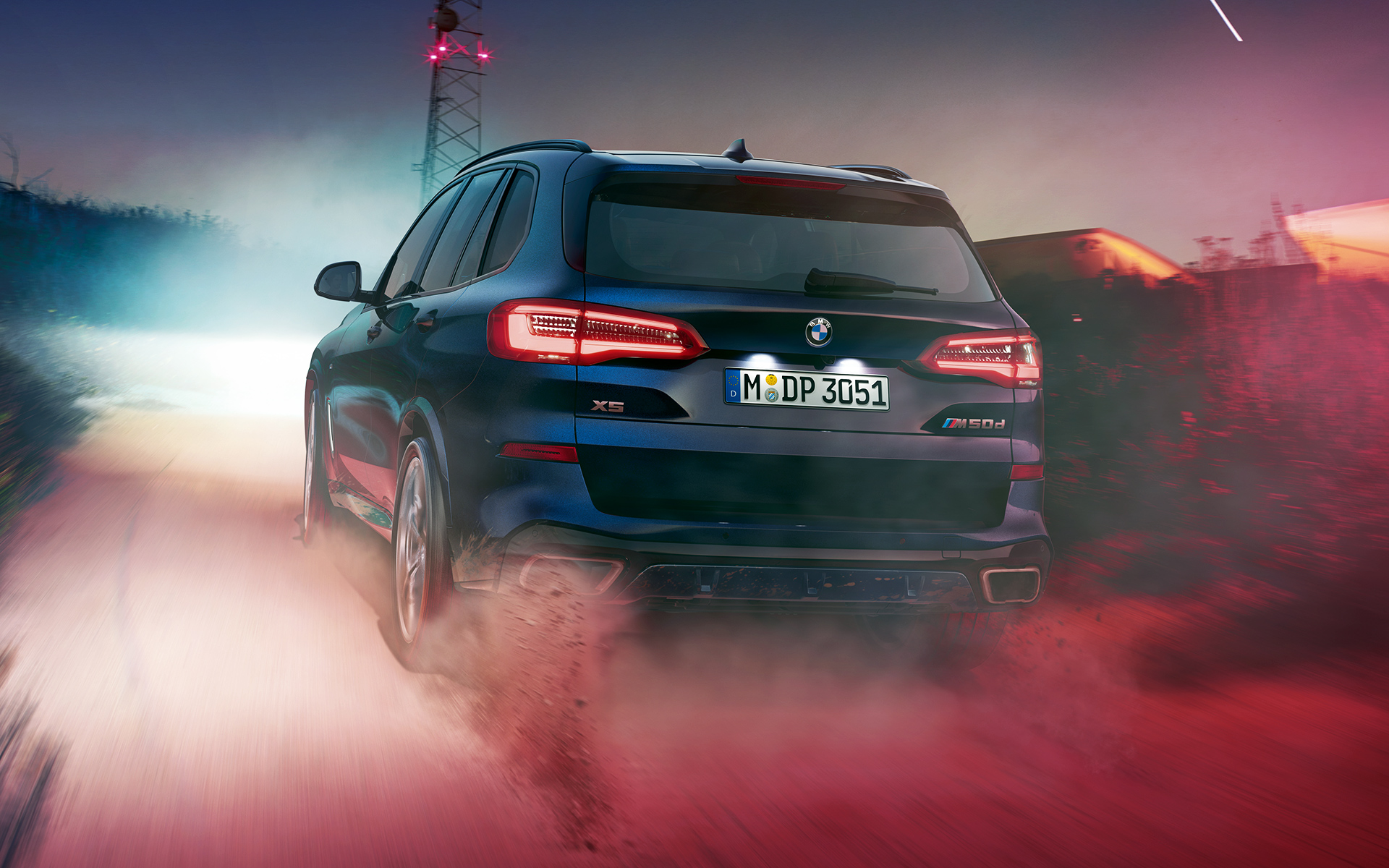 Hekken på BMW X5 M50d Hekken på BMW X5 M50d i bylandskap om natten