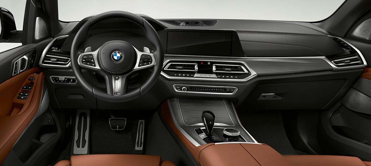 Innvendig design i BMW X5 M50d Kupeen til BMW X5 M50d med førerplass, instrumentpanel og midtkonsoll