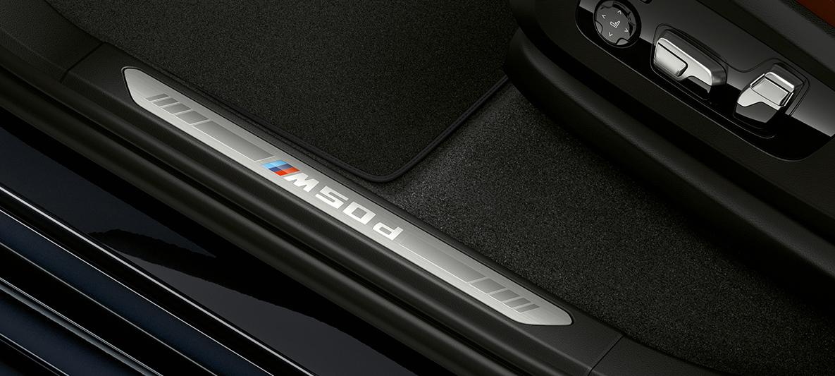 Innstigningslister i BMW X5 M50d Innstigningslister med BMW Individual-signatur i BMW X5 M50d