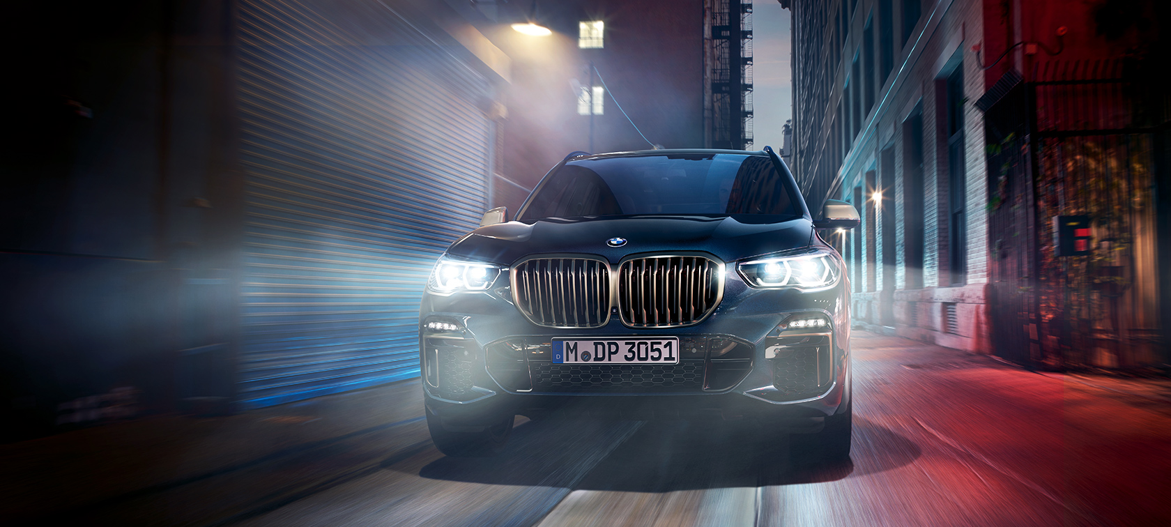 BMW X5 M50d i aksjon BMW X5 M50d på veien i byen om natten