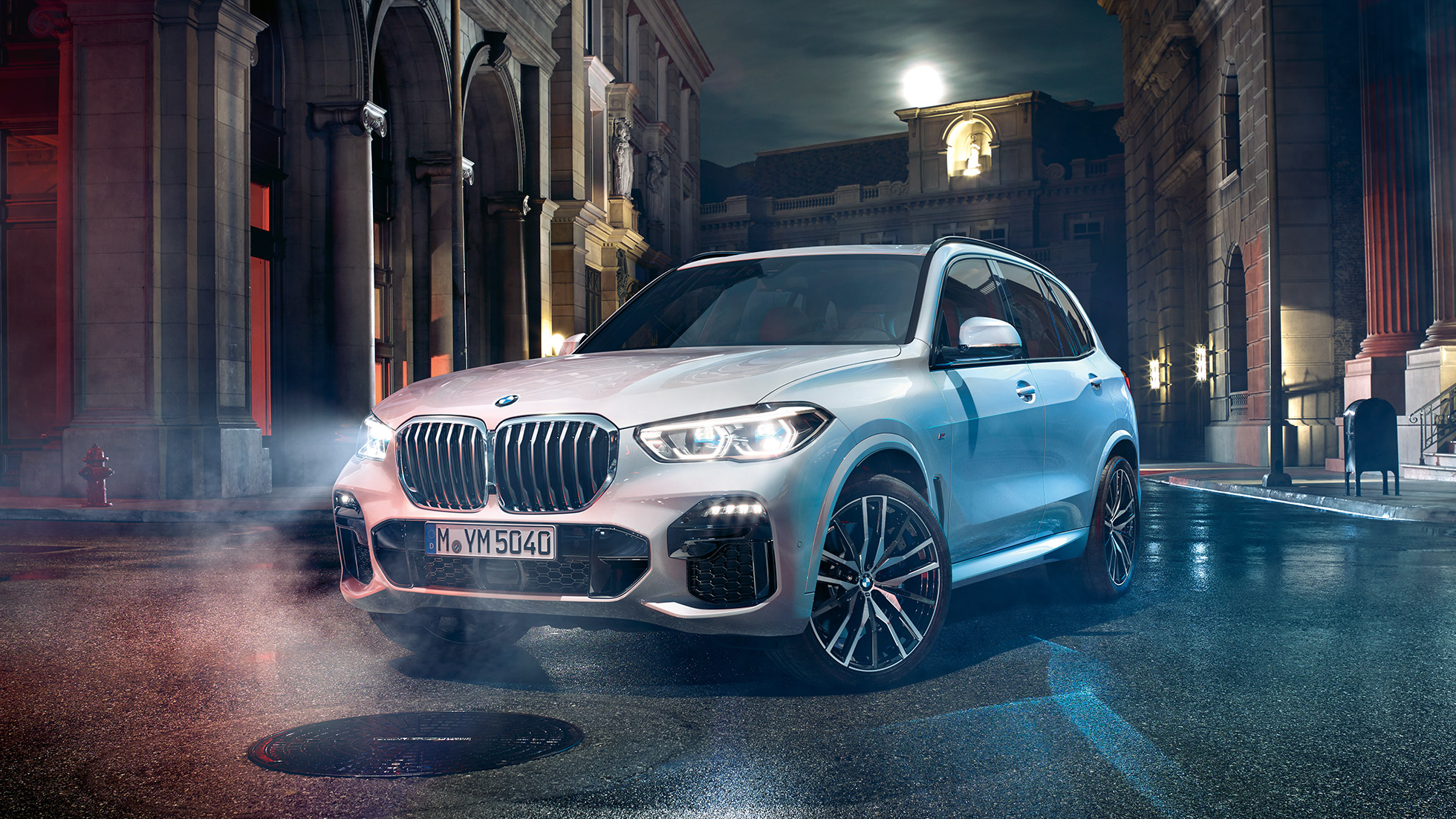 BMW X5 sett skrått forfra BMW X5 G05 2018 Mineralhvit metallic sett skrått forfra stående om natten