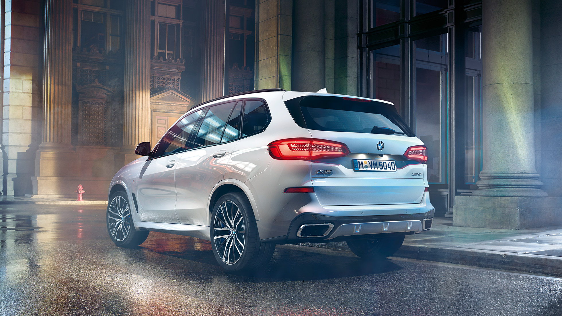 BMW X5 xDrive40i - sett skrått bakfra BMW X5 xDrive40i G05 2018 Mineralhvit metallic - sett skrått bakfra