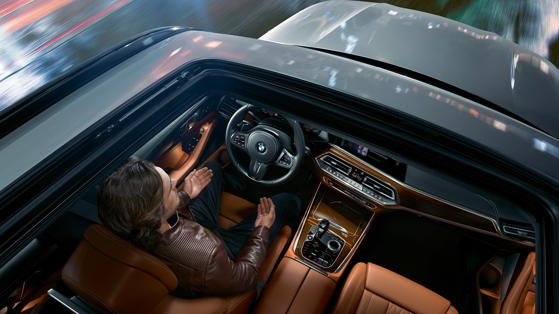 Sett gjennom panorama-glasstaket BMW X5 BMW X5 G05 2018 Mineralhvit metallic sett ovenfra gjennom panorama-glasstaket