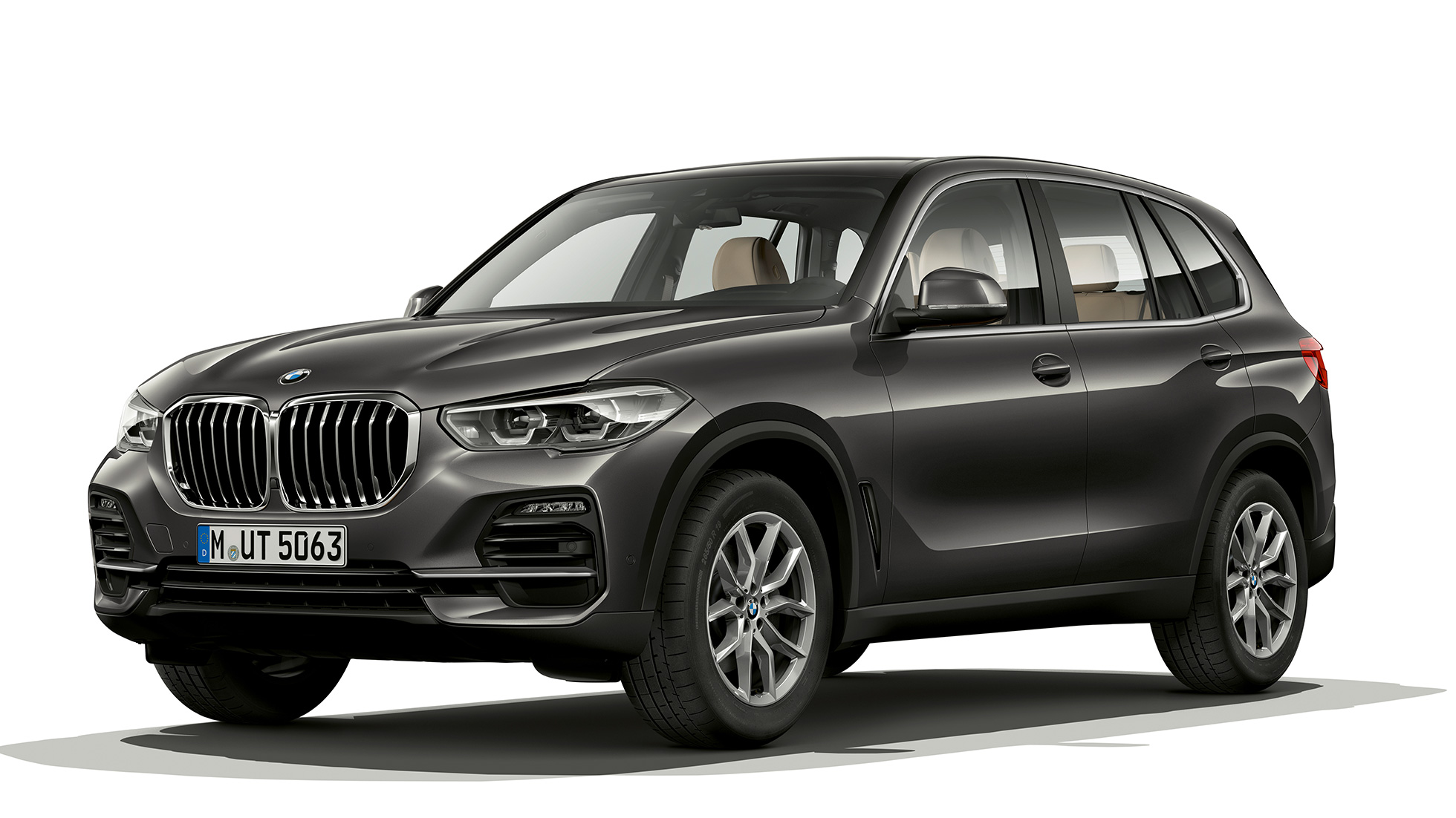 Basismodell BMW X5 xDrive30d sett skrått forfra Basismodell BMW X5 xDrive30d G05 2018 Sofistogrå metallic med briljanteffekt sett skrått forfra
