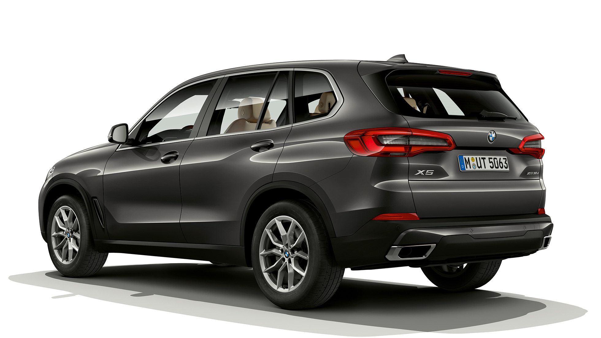 Basismodell BMW X5 xDrive30d sett skrått bakfra Basismodell BMW X5 xDrive30d G05 2018 Sofistogrå metallic med briljanteffekt sett skrått bakfra