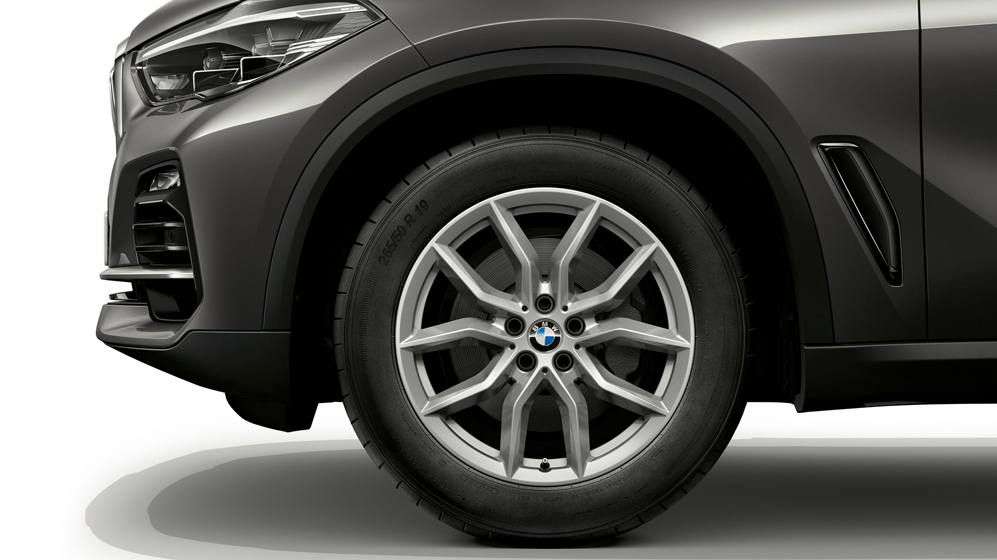 Basismodell BMW X5 xDrive30d sett fra siden foran med felg Basismodell BMW X5 xDrive30d G05 2018 Sofistogrå metallic med briljanteffekt sett fra siden foran med felg
