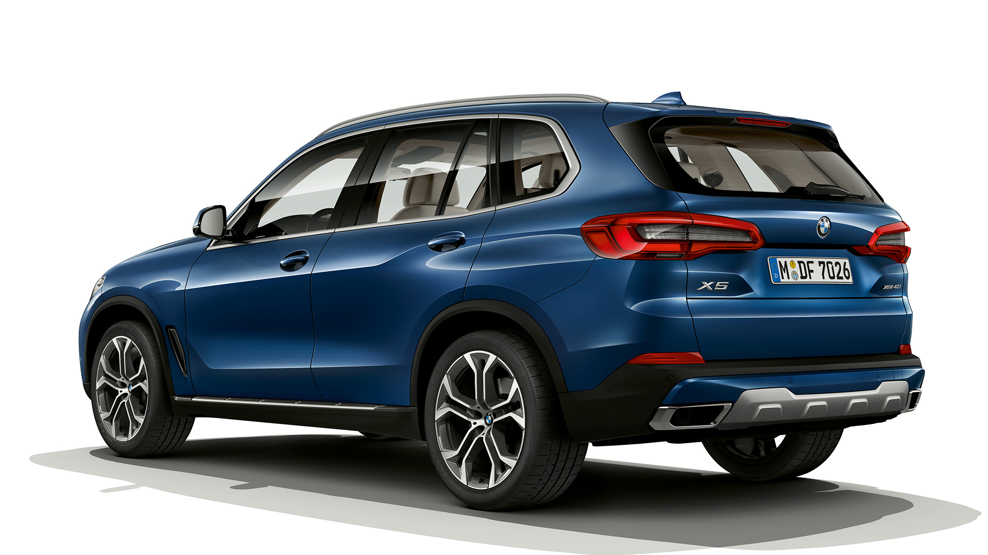 Modell xLine BMW X5 xDrive40i sett skrått bakfra Modell xLine BMW X5 xDrive40i G05 2018 Phytonicblå metallic - sett skrått bakfra