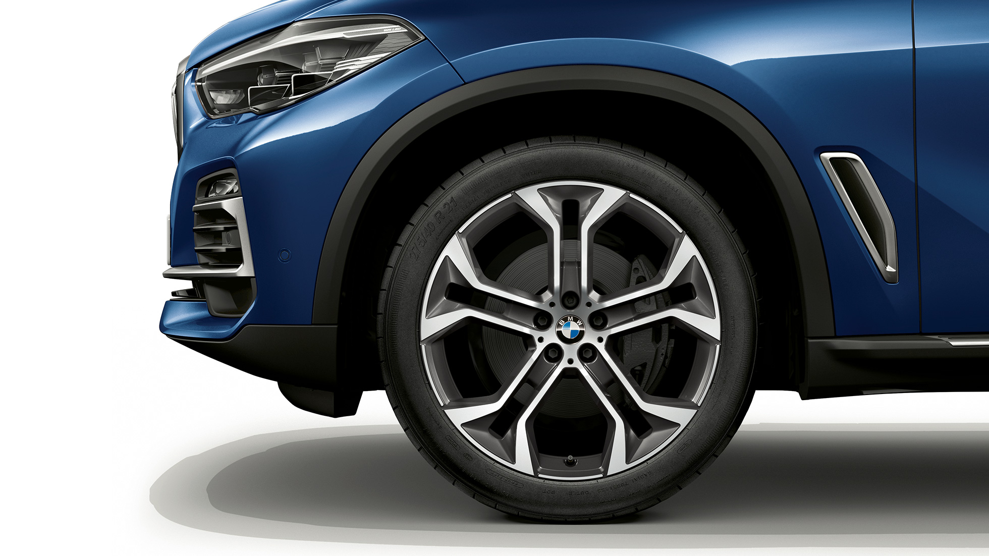 Modell xLine BMW X5 xDrive40i sett fra siden foran med felg Modell xLine BMW X5 xDrive40i G05 2018 Phytonicblå metallic - sett fra siden foran med felg