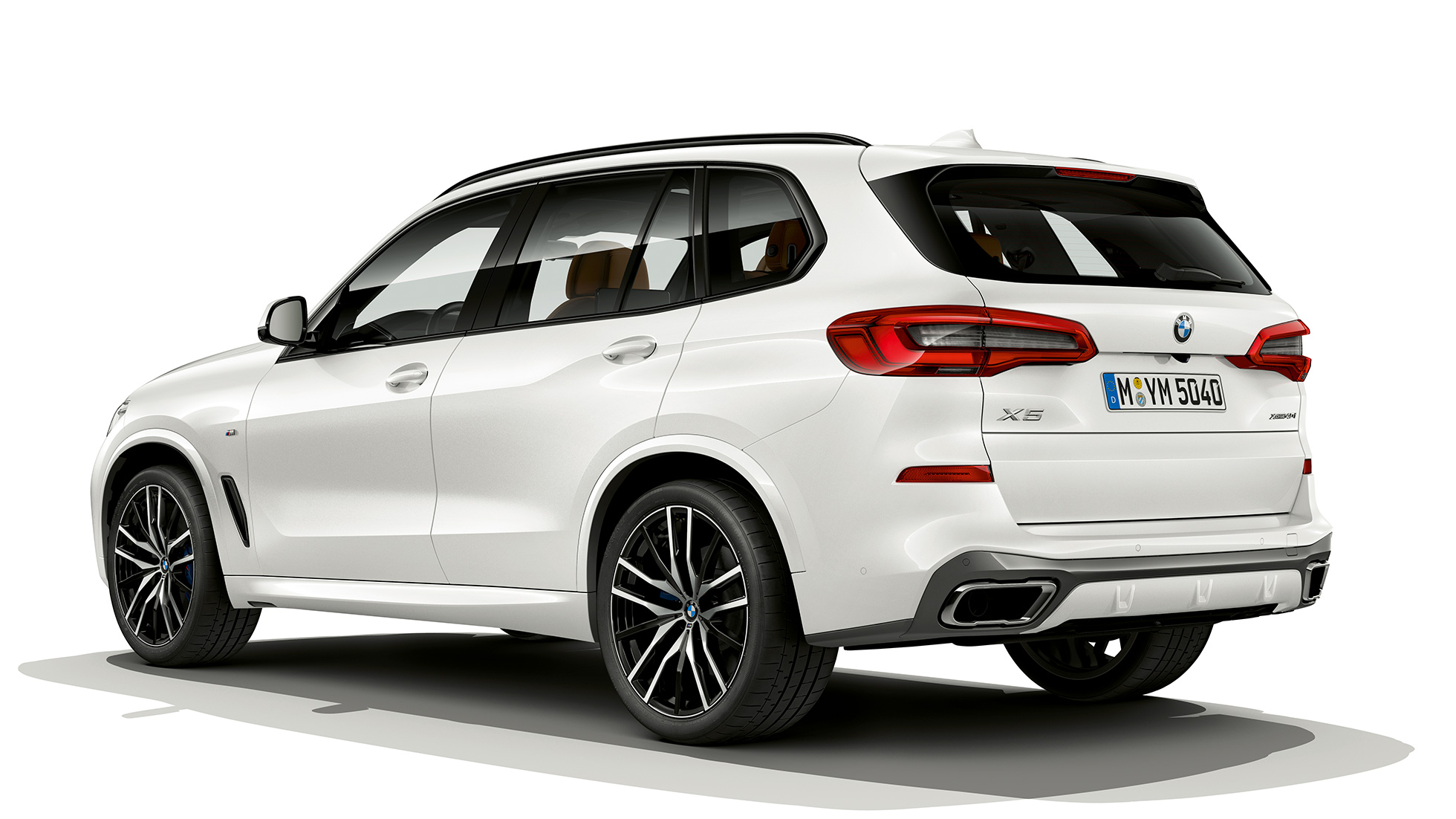 Modell M Sport BMW X5 xDrive40i sett skrått bakfra Modell M Sport BMW X5 xDrive40i G05 2018 Mineralhvit metallic sett skrått bakfra