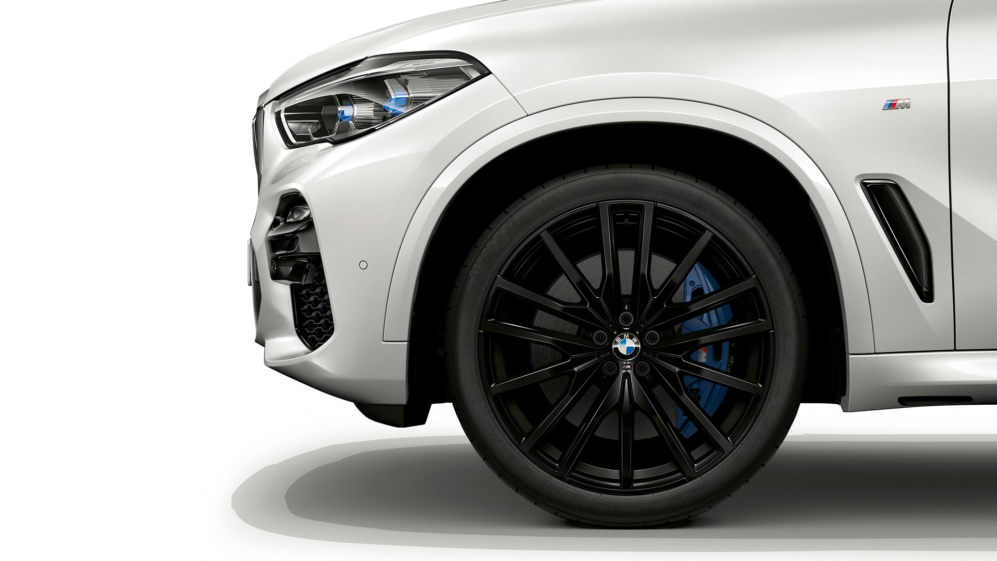 Modell M Sport BMW X5 xDrive40i sett fra siden foran med felg Modell M Sport BMW X5 xDrive40i G05 2018 Mineralhvit metallic sett fra siden foran med felg