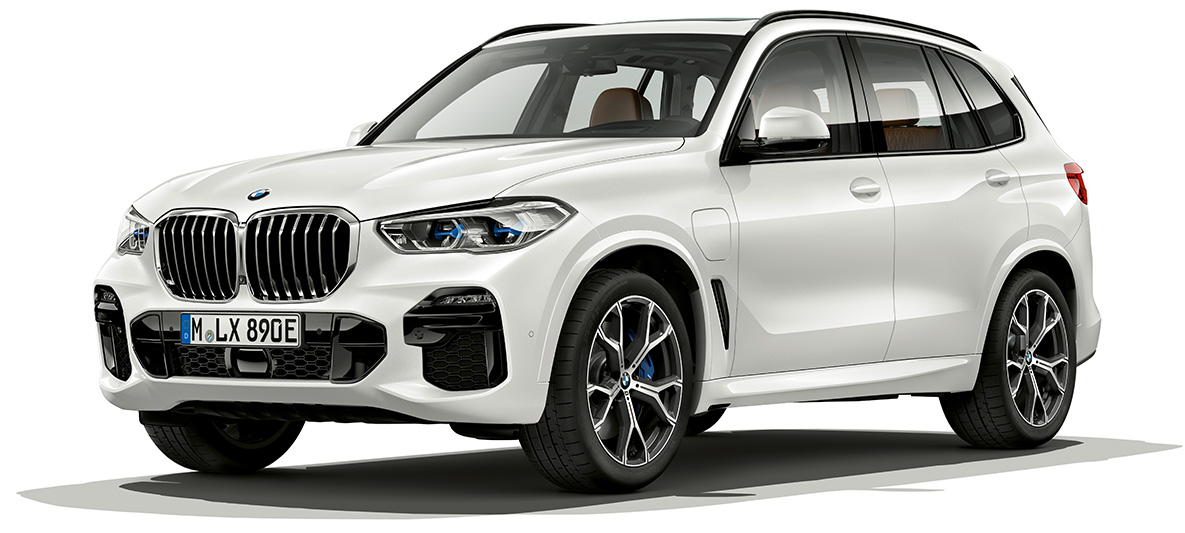 BMW X5 xDrive45e sett skrått forfra BMW X5 xDrive45e G05 2018 Mineralhvit metallic - sett skrått forfra
