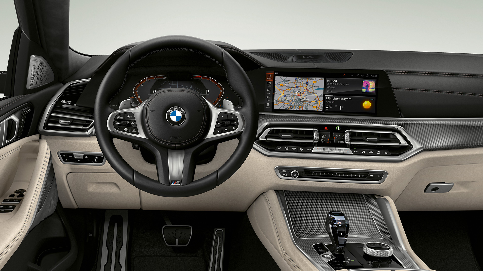BMW X6 med M sportspakke, cockpit. BMW X6 interiør med M sportspakke med fokus på cockpit.