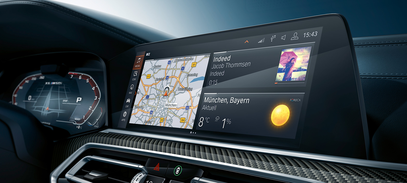 Cockpit med fokus på Head-Up-displayet. BMW X6 cockpit med fokus på Head-Up-displayet.