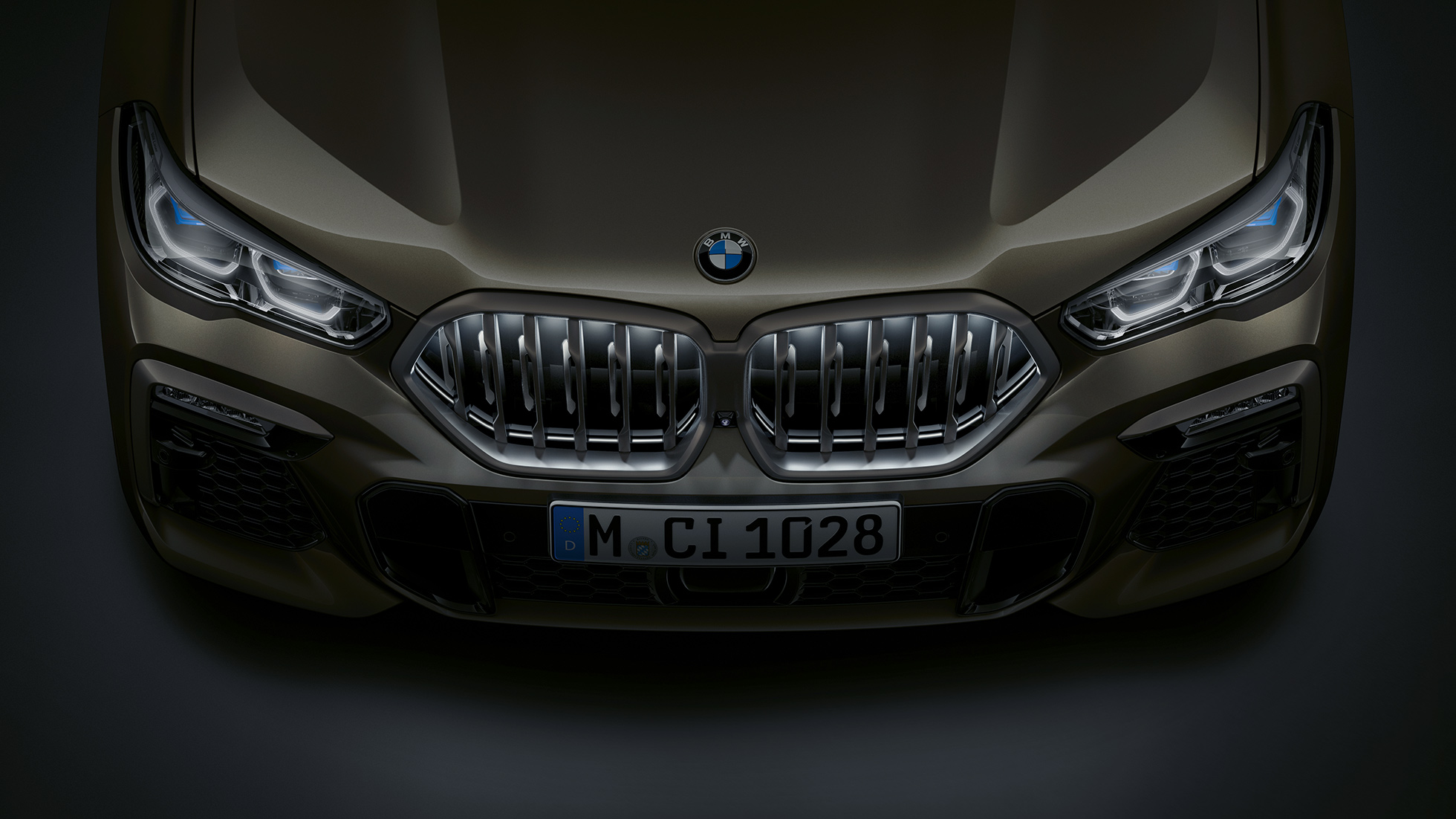 BMW X6 front. Nærbilde BMW X6 front med BMW-grill "Iconic Glow" fra fugleperspektiv.