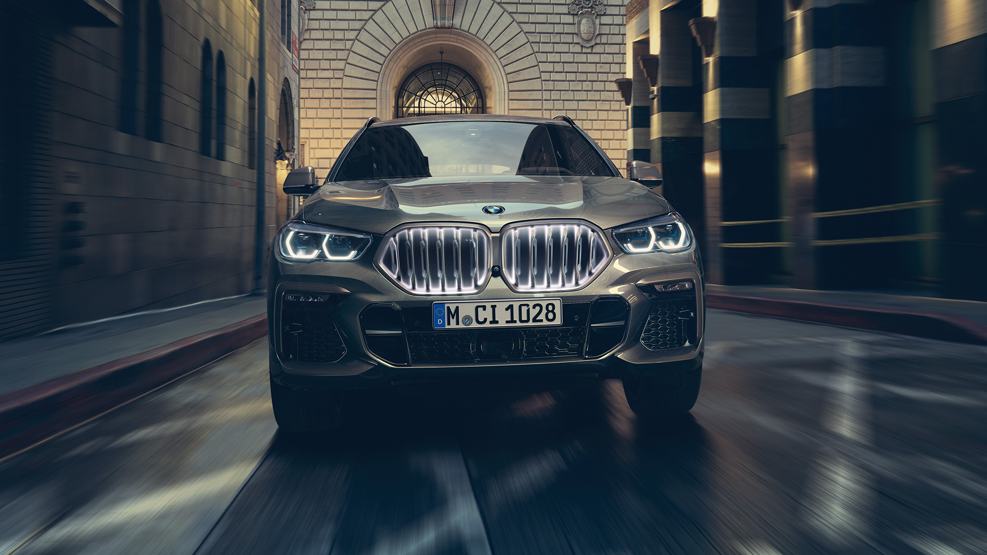 BMW X6 med BMW-grill ‘Iconic Glow’. BMW X6 sett forfra foran bylandskap.