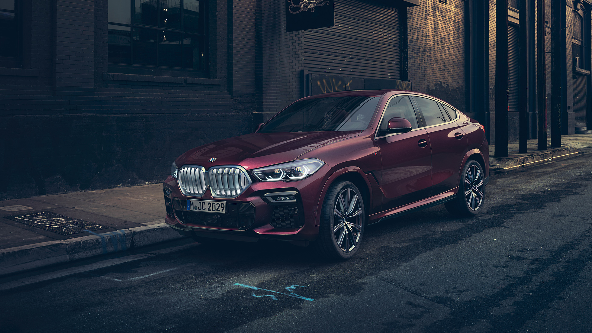 BMW X6 Individual eksteriør. BMW X6 Individual stående sett forfra.