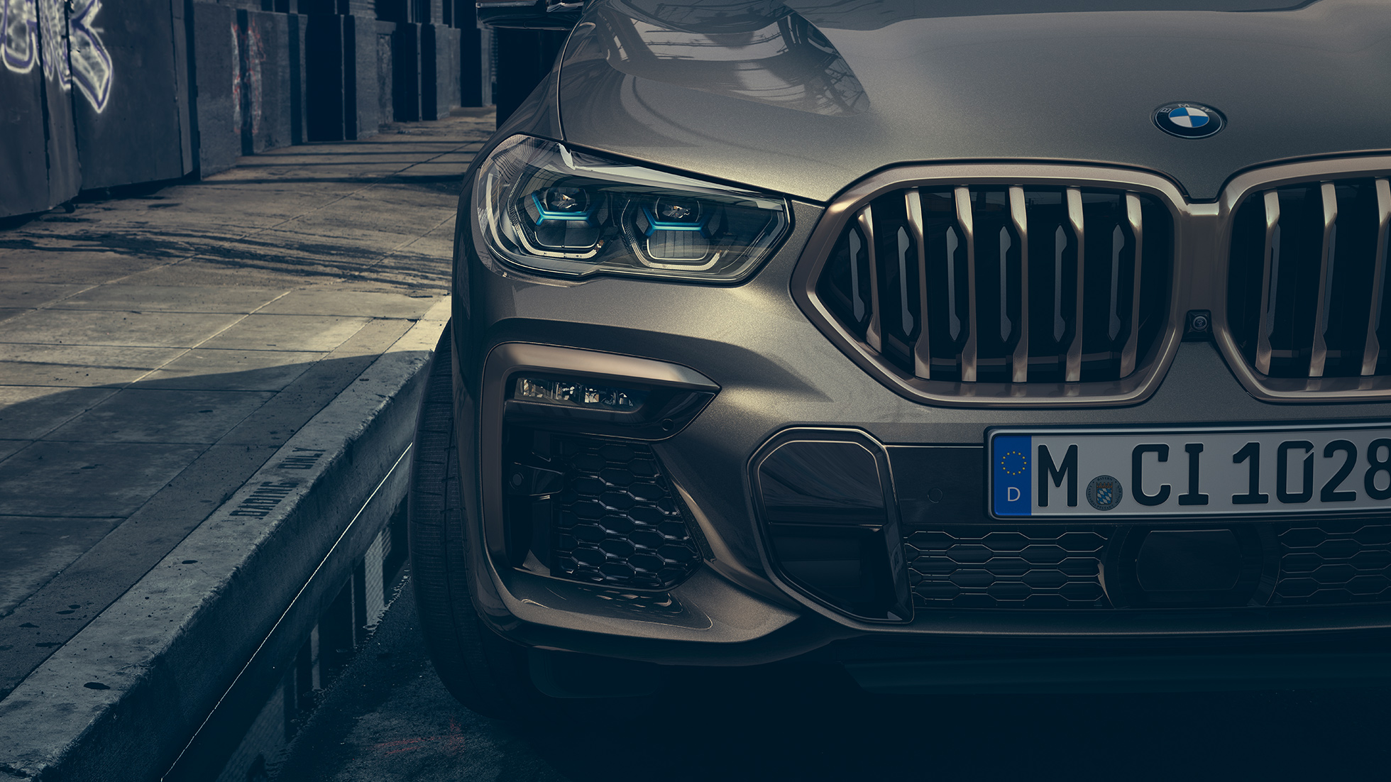BMW laserlys. Nærbilde av BMW X6 med fokus på laserlyset.
