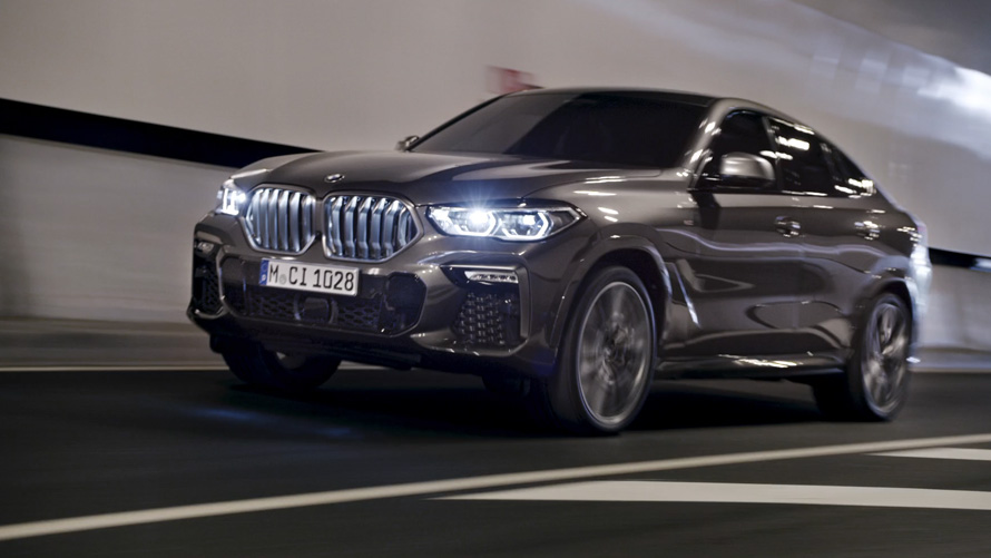 Sett skrått forfra BMW X6 G06 2019 BMW X6 G06 2019 Sett skrått forfra ved kjøring foran en bykulisse