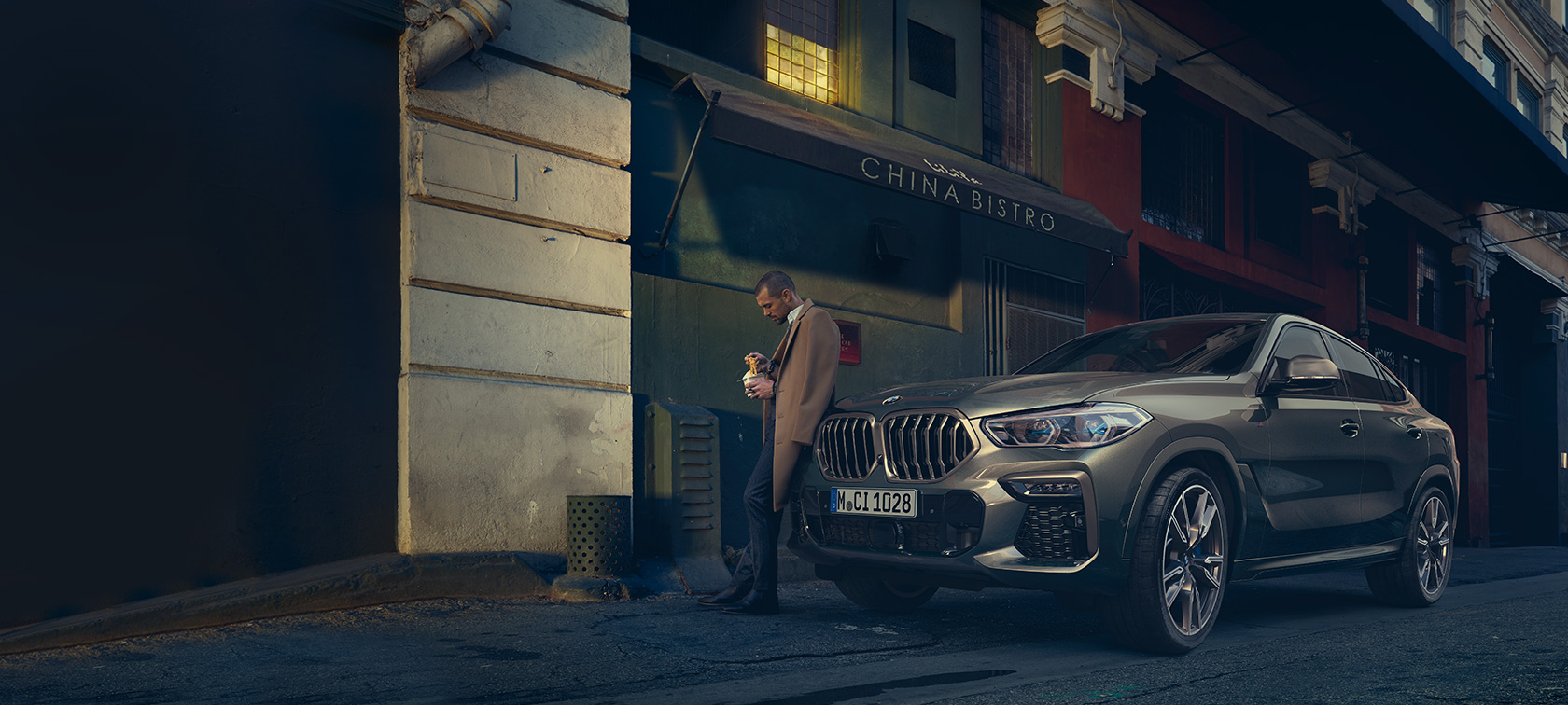 BMW X6 sett skrått bakfra kjørende BMW X6 G06 2021 Manhatten metallic Sett skrått bakfra kjørende