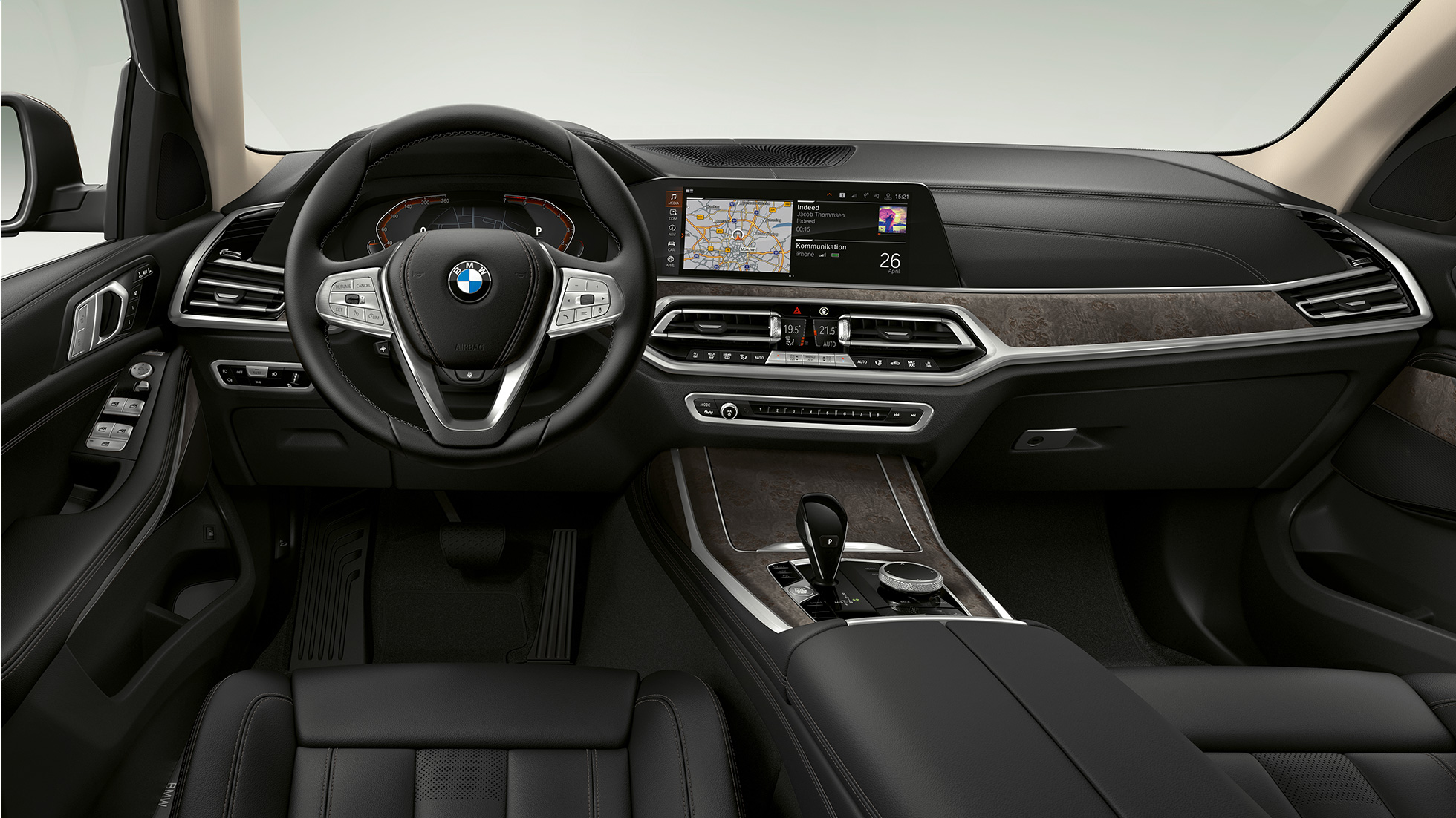 Førerplass i BMW X7 grunnmodell Nærbilde av førerplassen i BMW X7 grunnmodell sett forfra