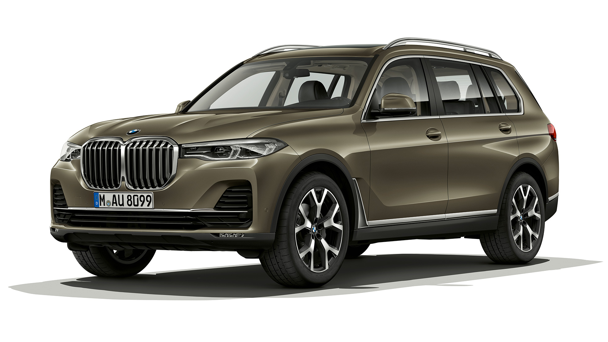 BMW X7 grunnmodell BMW X7 grunnmodell i lakkfargen vermontbronse sett skrått forfra i studio